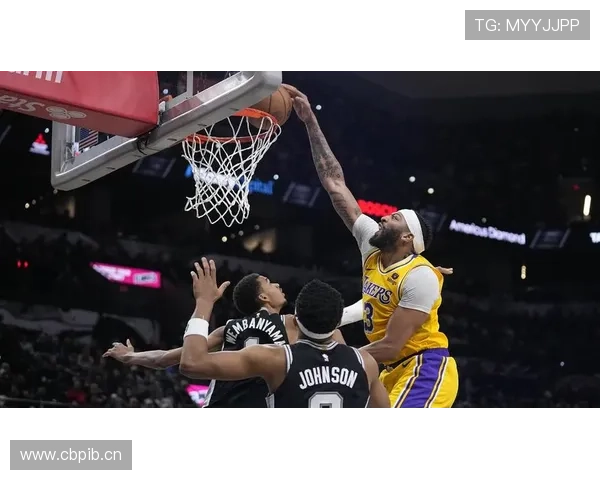 [NBA]詹眉连线上演 詹姆斯半场助浓眉暴扣.